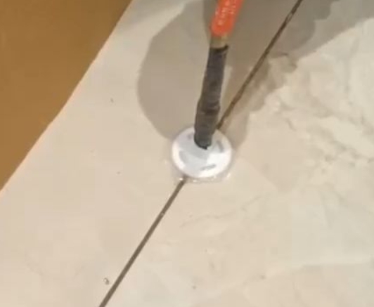 和田地瓷砖空鼓维修公司专业解答瓷砖在铺贴过程中，如果没有涂抹均匀到位的粘结材料（如水泥砂浆或瓷砖胶），可能会导致以下问题